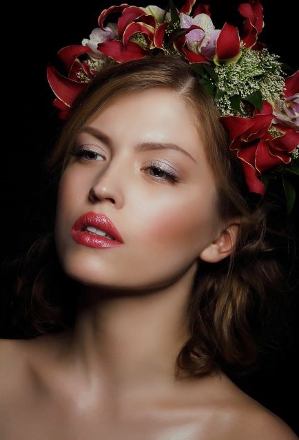 Portrait mit rote Blumen Kranz im Kopf