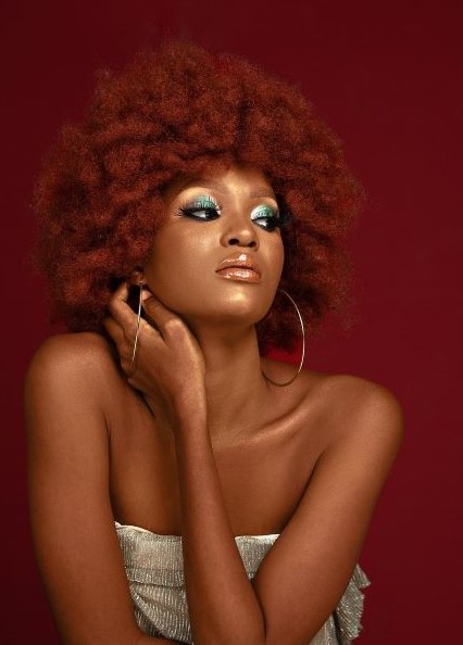 Portrait mit rotes Hintergrundbild